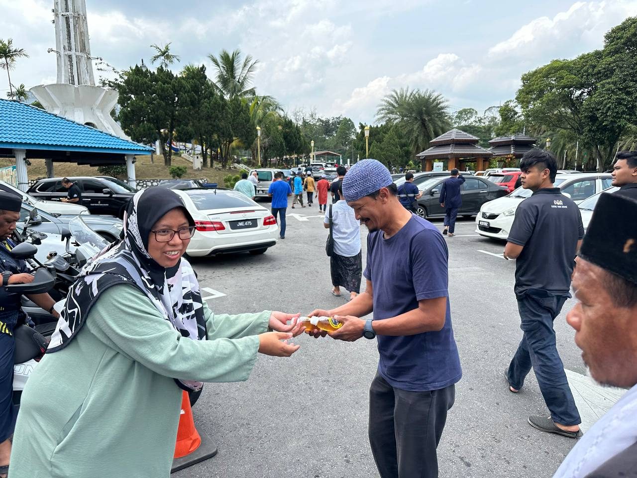 CSR Jumaat: Senyuman Manis di Masjid Negeri bersama Ice Tea Peach Mengkudu — 1