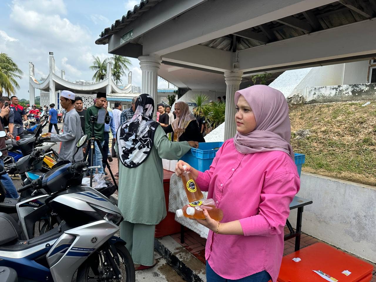 CSR Jumaat: Senyuman Manis di Masjid Negeri bersama Ice Tea Peach Mengkudu — 2