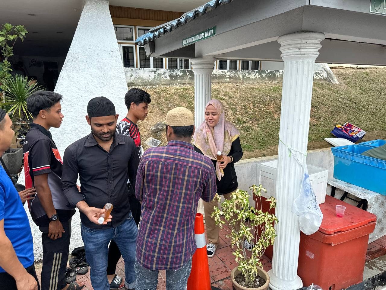 CSR Jumaat: Senyuman Manis di Masjid Negeri bersama Ice Tea Peach Mengkudu — 3