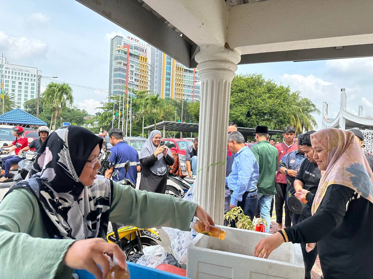CSR Jumaat: Senyuman Manis di Masjid Negeri bersama Ice Tea Peach Mengkudu — 4