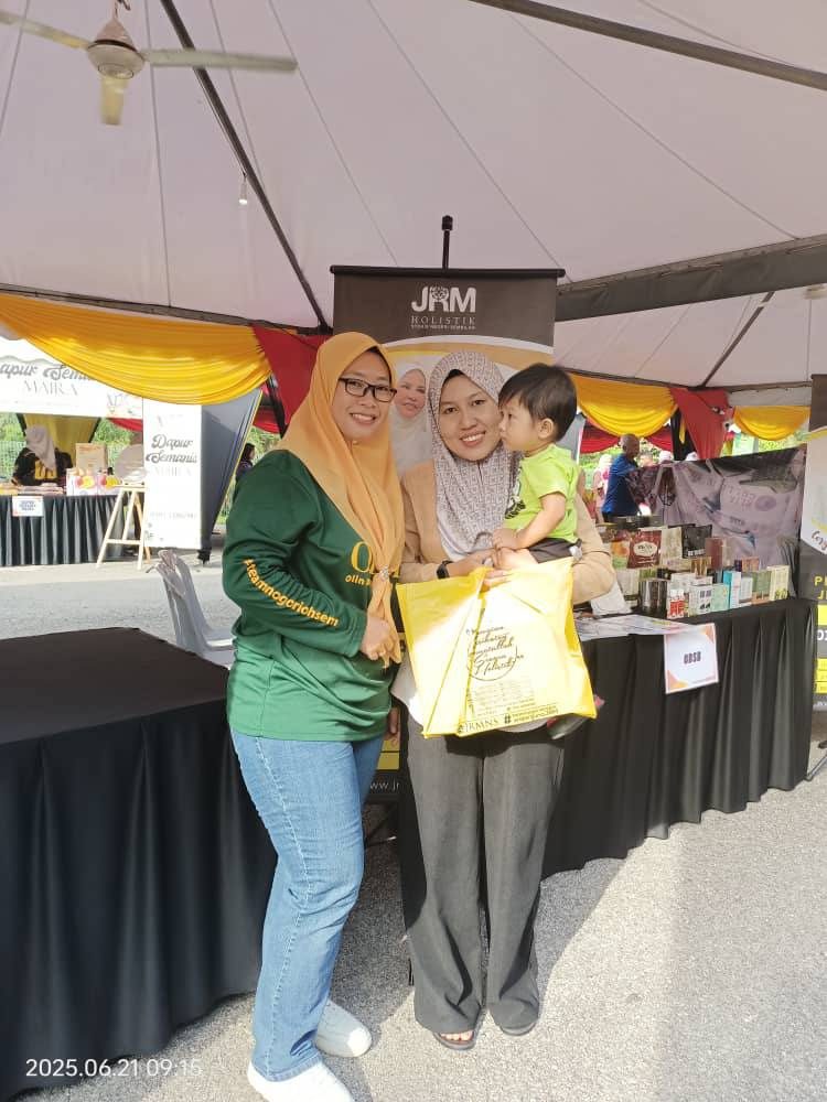 Booth Pengedar, Puan Fatimah dan Puan Roziah sempena Karnival Sentuhan Madani Felda 21 Jun 2025 dan 22 Jun 2025 — 3