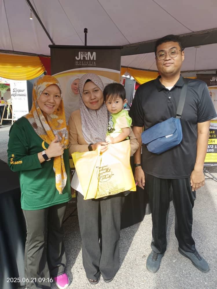 Booth Pengedar, Puan Fatimah dan Puan Roziah sempena Karnival Sentuhan Madani Felda 21 Jun 2025 dan 22 Jun 2025 — 4