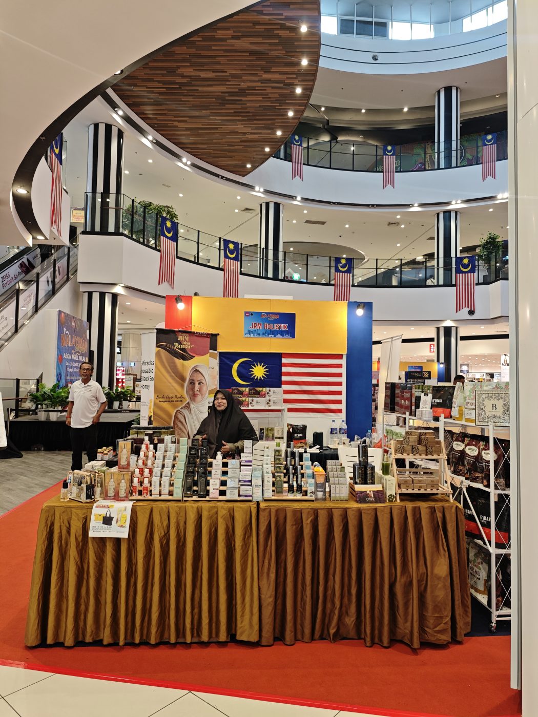 Booth Pengedar JRMNS, Puan Azlin Musa sempena Merdeka Fiesta AEON Mall Nilai — 2