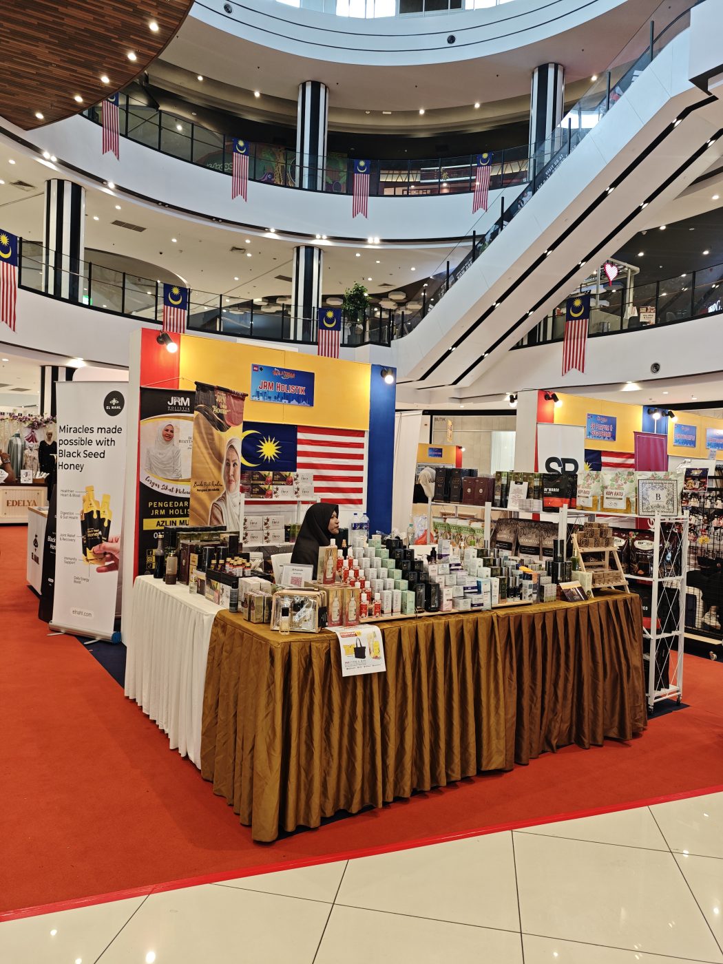 Booth Pengedar JRMNS, Puan Azlin Musa sempena Merdeka Fiesta AEON Mall Nilai — 3