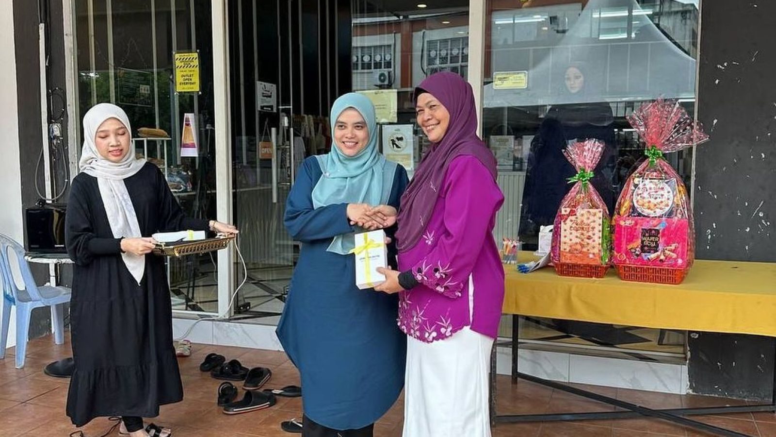 Penyerahan produk di hadapan Outlet JRM Holistik Negeri Sembilan