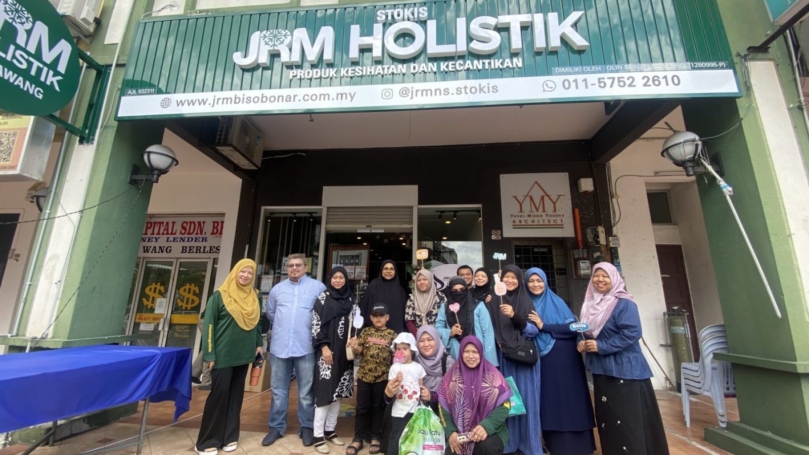 Pelanggan di hadapan Outlet JRM Holistik Negeri Sembilan pada Hari Bertemu Pelanggan