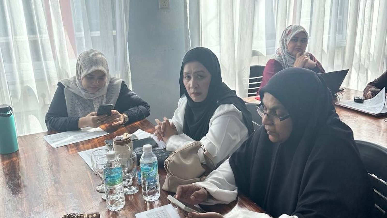 Pengedar JRMNS bekerja dalam sesi kelas