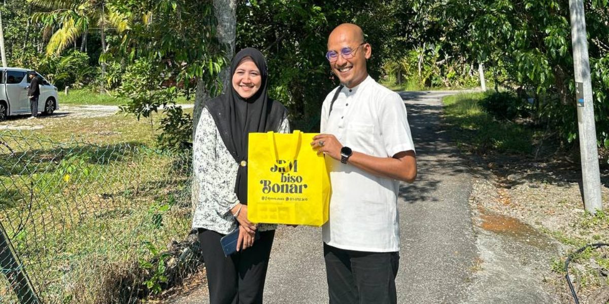 Penyerahan beg sumbangan JRM semasa Program CSR Ziarah Kasih OBSB di Lenggeng, Negeri Sembilan
