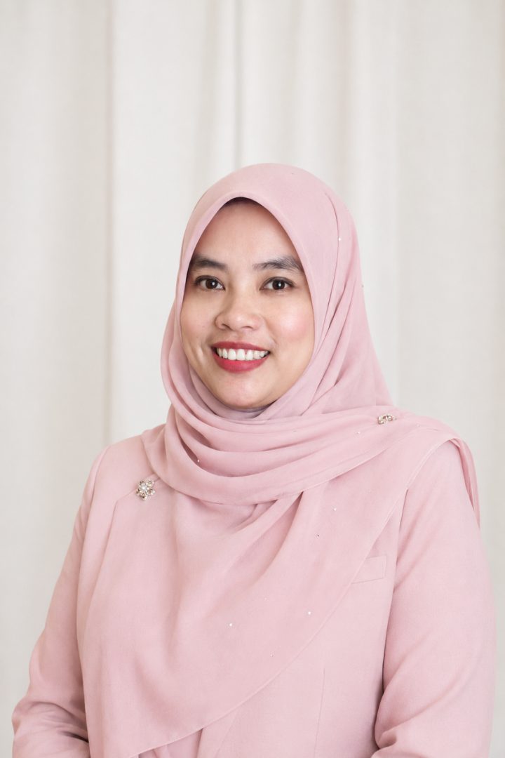 Nadia, Pengedar Sah JRM